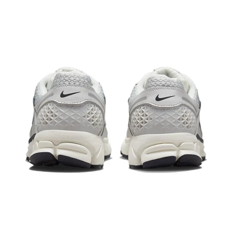 Wmns Nike Zoom Vomero 5 -Photon Dust/chrome-gridiron-sail-FD0884-025